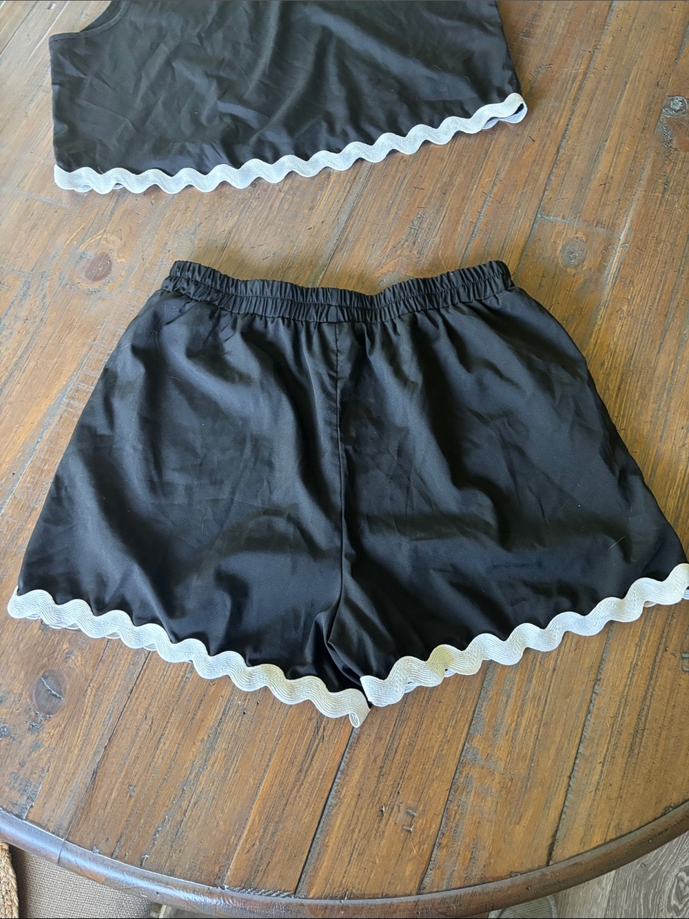 SHEIN size L black with white scalloped trim cropped tank and short set - Picture 4 of 12